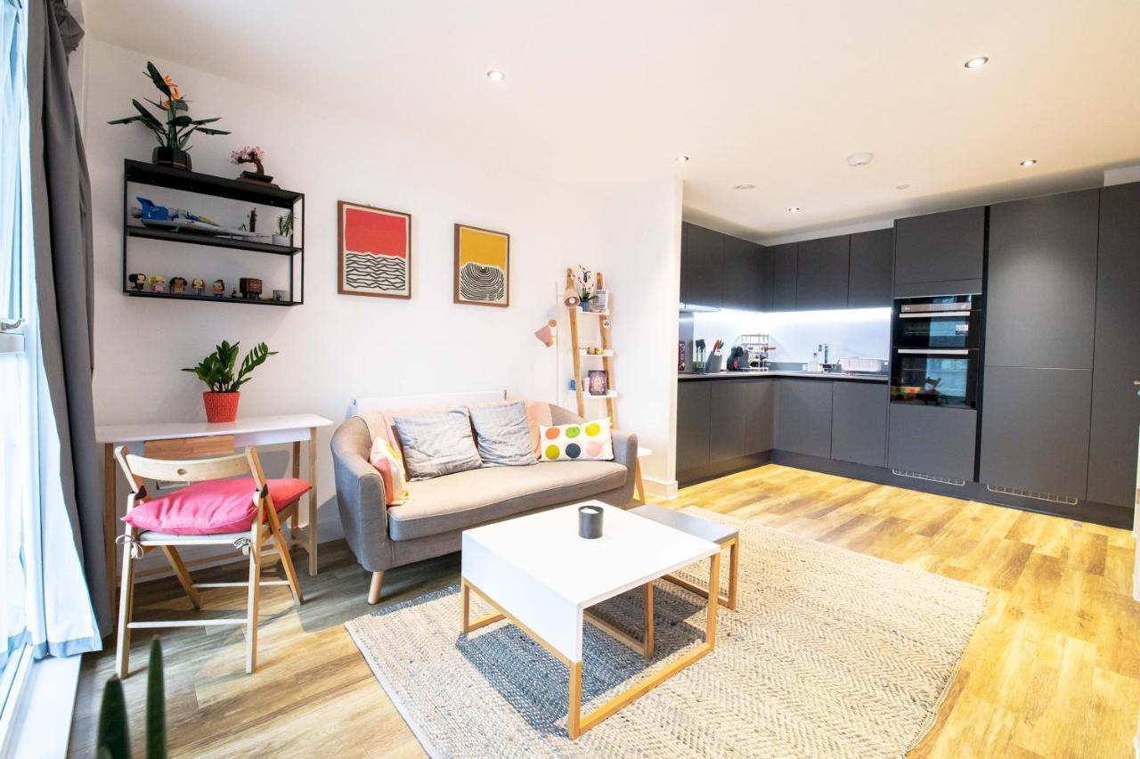 Apartment Modern, Light-filled In Trendy North *