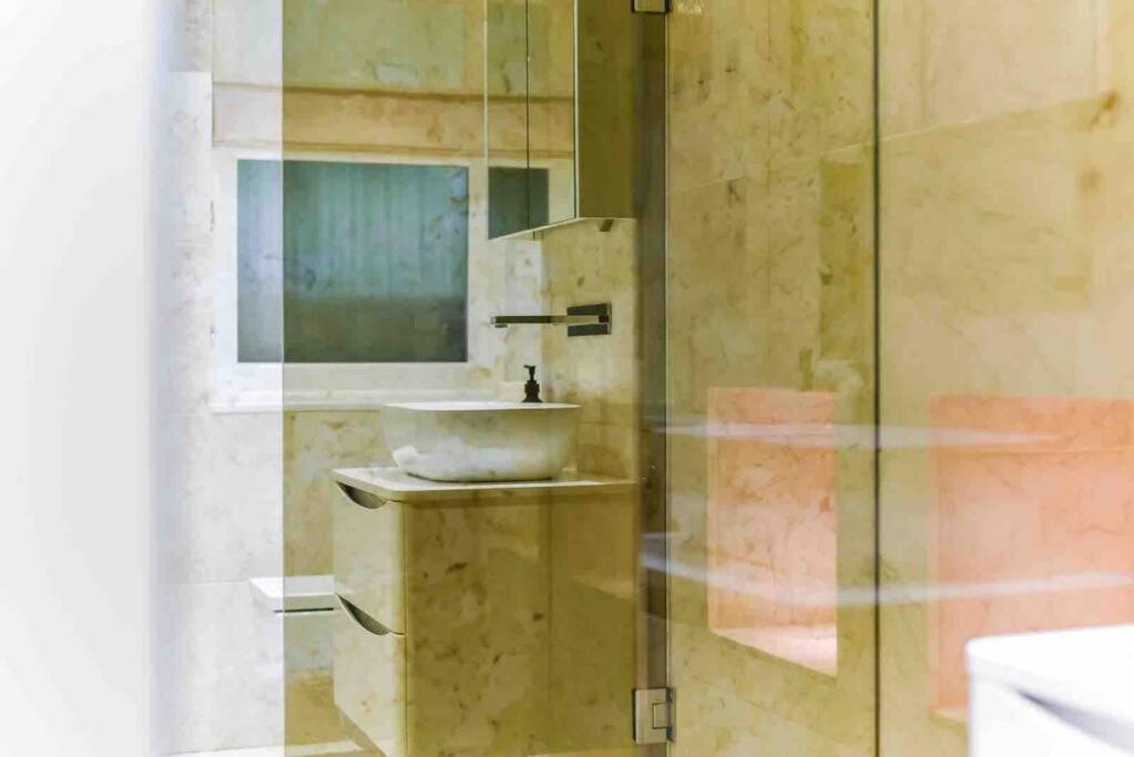 Luxury Modern * London