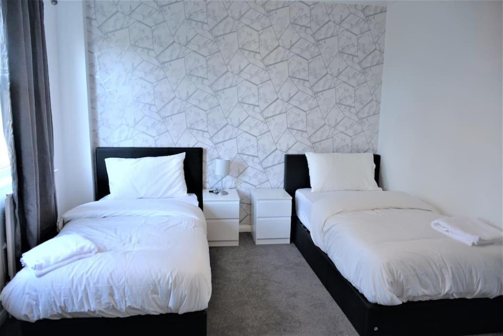 Zone 2, 2 Bedroom House * London