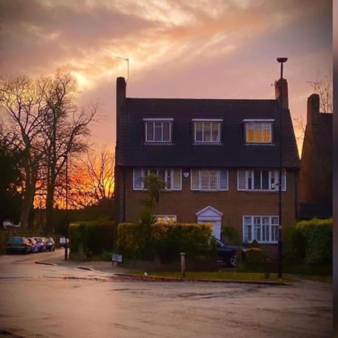 Great 5-bedroom House In Thornton Road Sleeps 14+ Vakantiehuis *