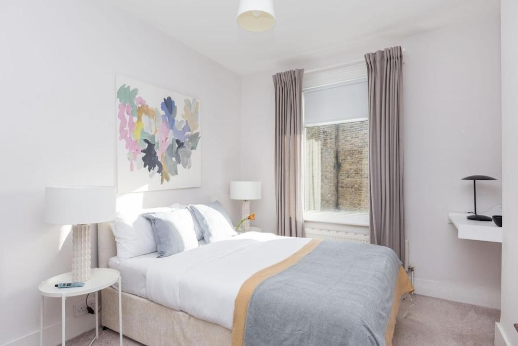 Newly Renovated Large 4/5 Bedroom Victorian Terrace House With Garden. *