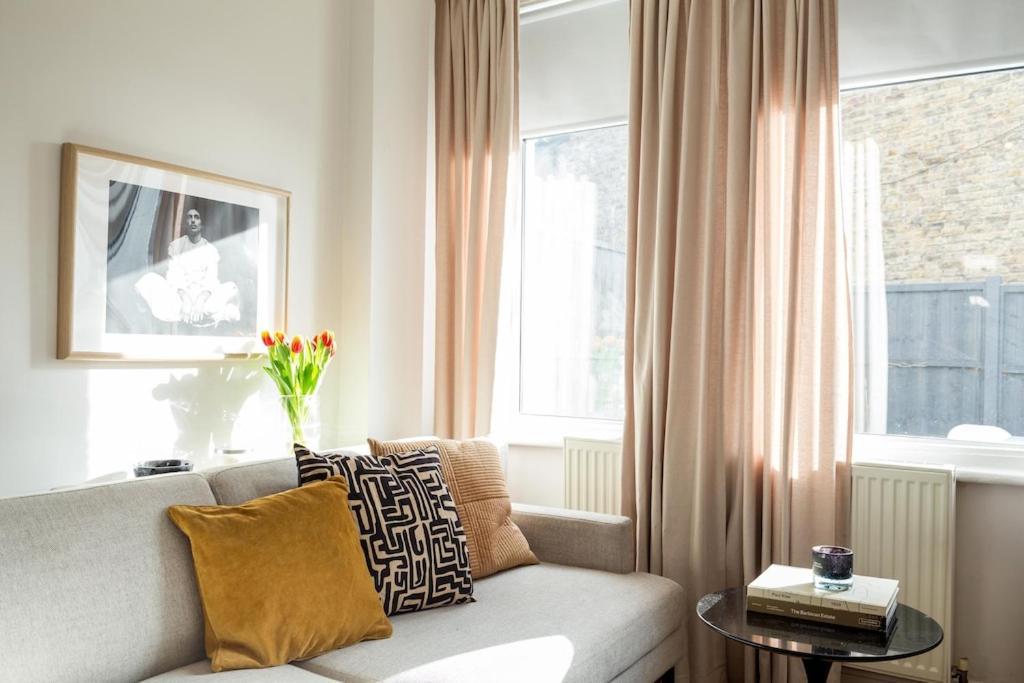 Newly Renovated Large 4/5 Bedroom Victorian Terrace House With Garden. *