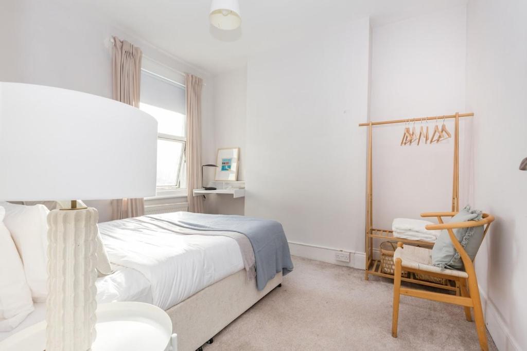 Vakantiehuis Newly Renovated Large 4/5 Bedroom Victorian Terrace House With Garden.