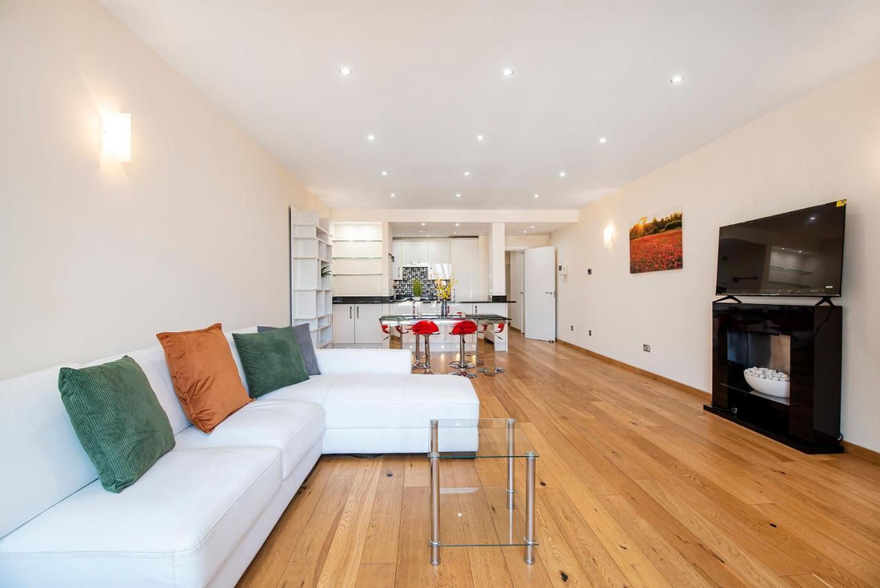 And Spacious 2 Bed * London
