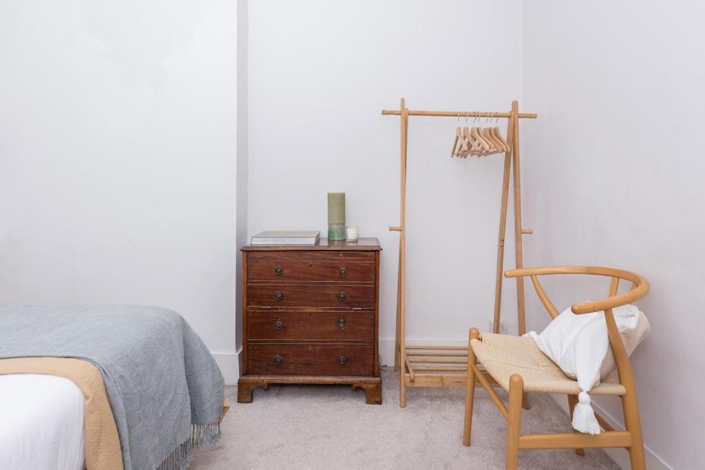 Vakantiehuis Newly Renovated Large 4/5 Bedroom Victorian Terrace House With Garden. *