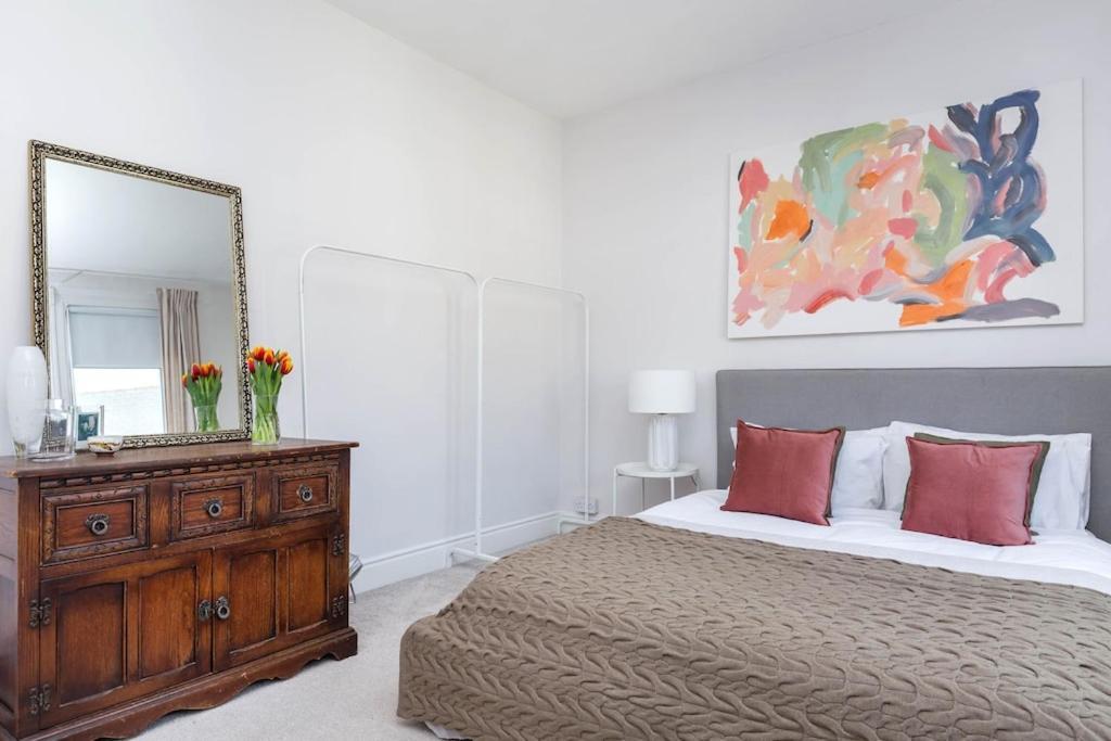 Newly Renovated Large 4/5 Bedroom Victorian Terrace House With Garden. Londen