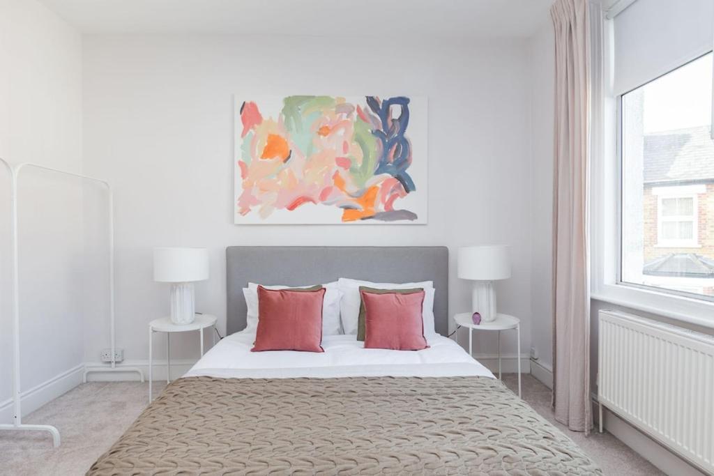 Newly Renovated Large 4/5 Bedroom Victorian Terrace House With Garden.