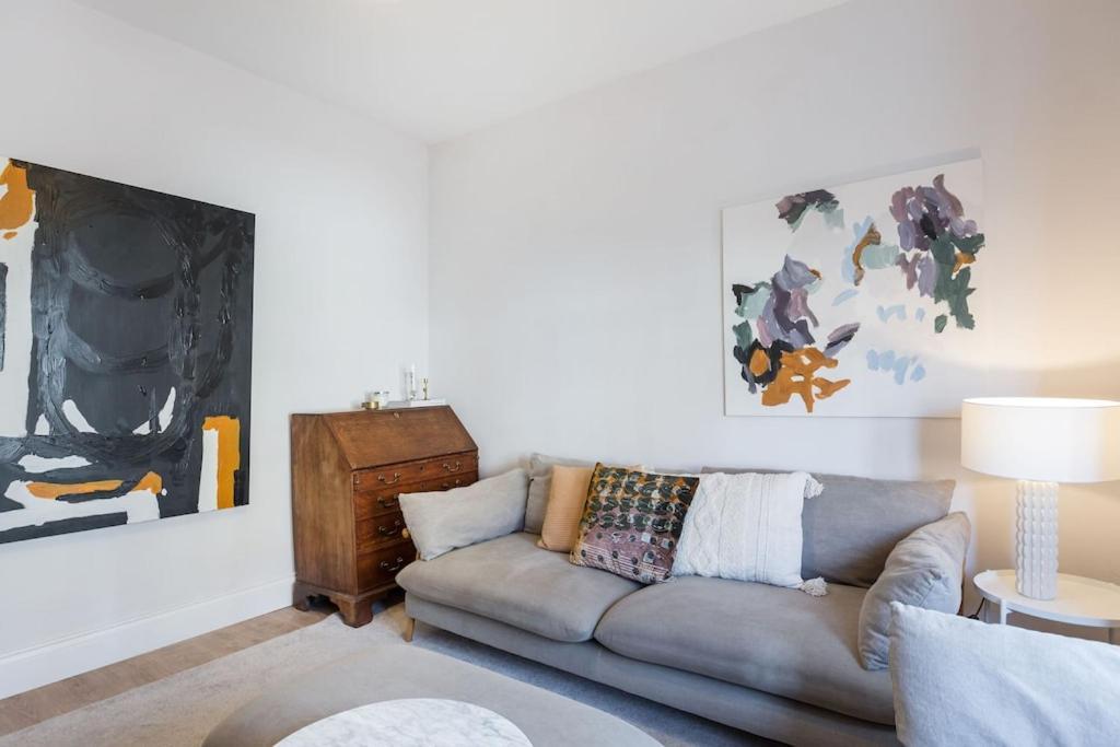 Newly Renovated Large 4/5 Bedroom Victorian Terrace House With Garden. Vakantiehuis Londen