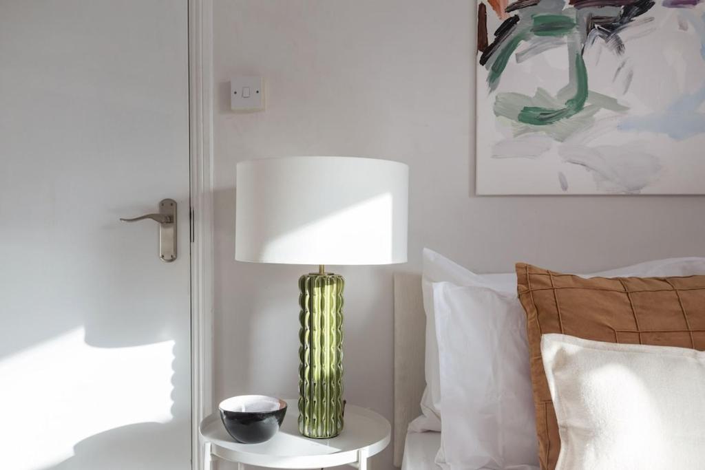 Vakantiehuis Newly Renovated Large 4/5 Bedroom Victorian Terrace House With Garden.