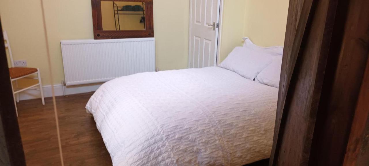 With Luxury Private Bathroom & Independent Entrance Near Tube Gasthuis