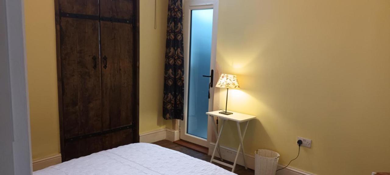 With Luxury Private Bathroom & Independent Entrance Near Tube Gasthuis *