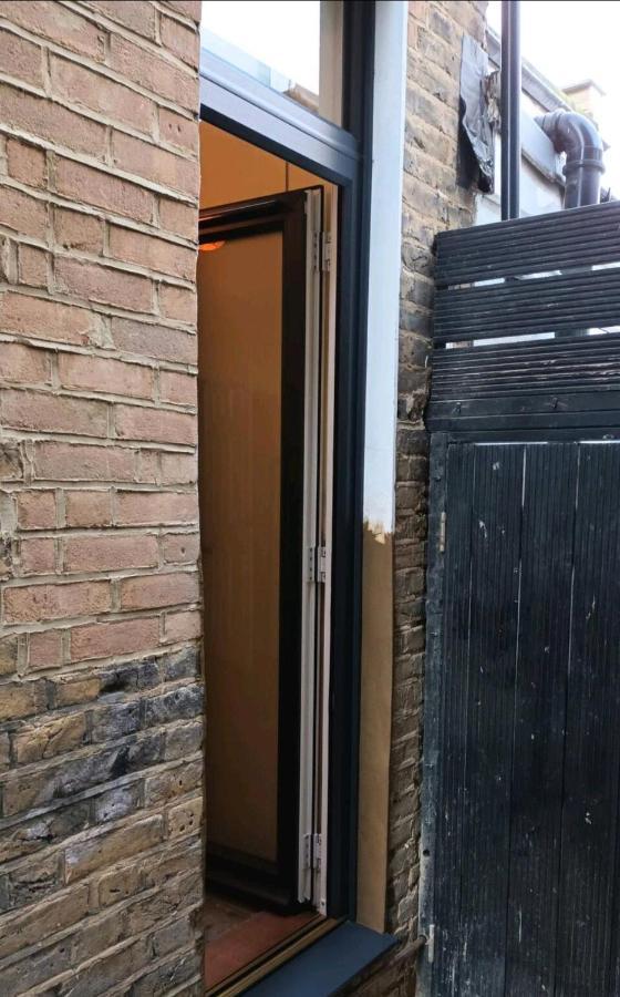 With Luxury Private Bathroom & Independent Entrance Near Tube Gasthuis Londen