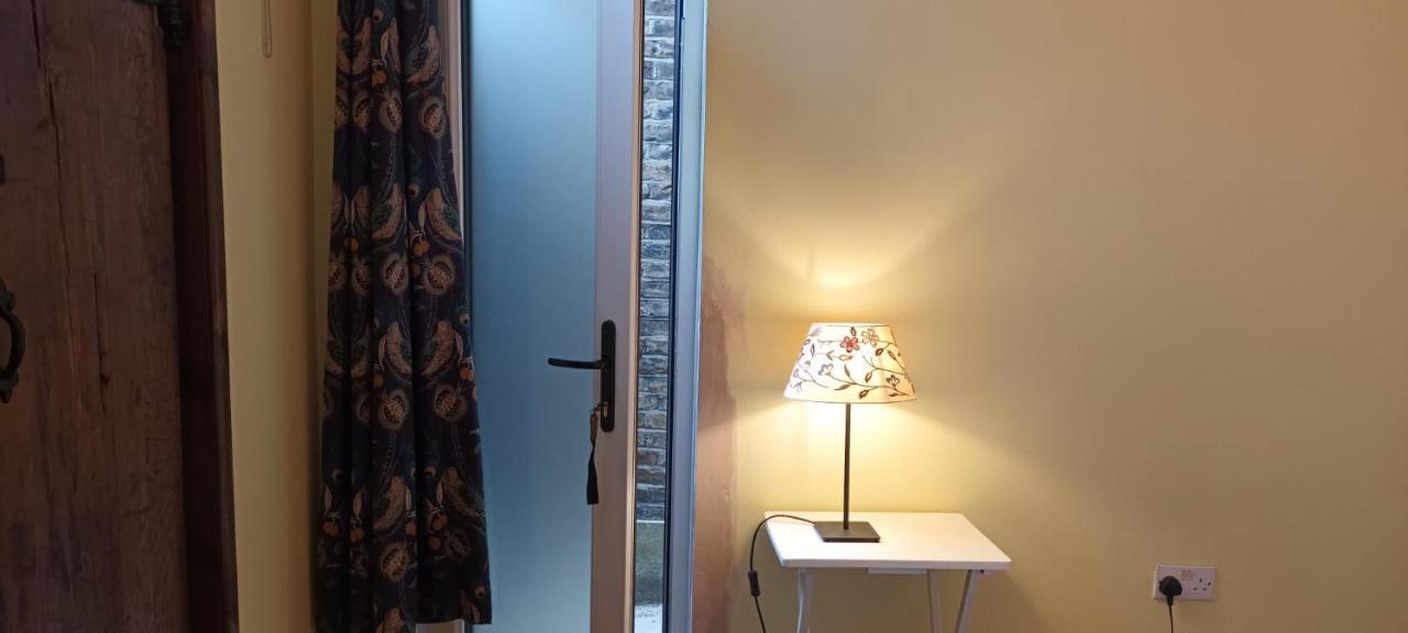 Gasthof With Luxury Private Bathroom & Independent Entrance Near Tube