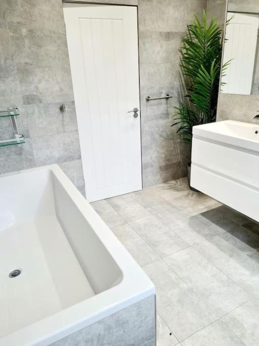 Private House With Free Parking Сasa de vacaciones *
