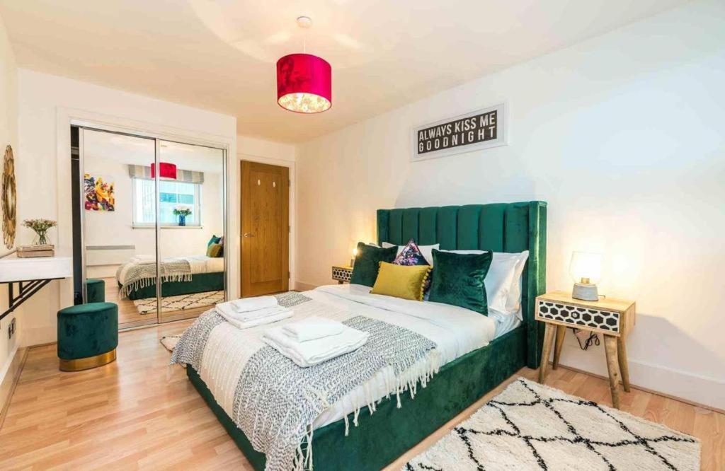Apartment Stunning Penthouse Overlooking River Thames London