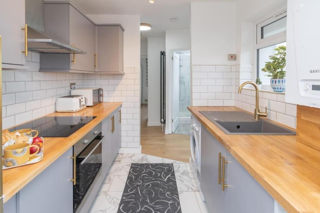 Modern - Accommodates 6 - Private Parking - 15min To Bridge, Eye And Charing Cross Apartment London