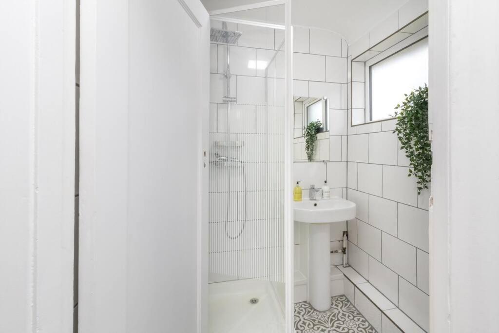 Modern - Accommodates 6 - Private Parking - 15min To Bridge, Eye And Charing Cross Apartment