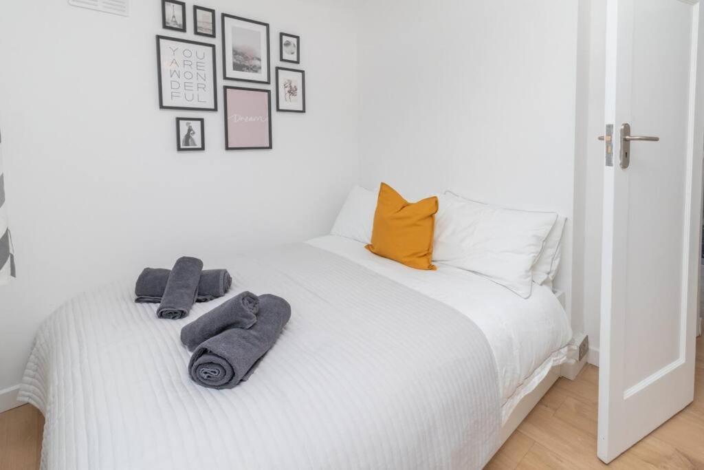 Modern - Accommodates 6 - Private Parking - 15min To Bridge, Eye And Charing Cross