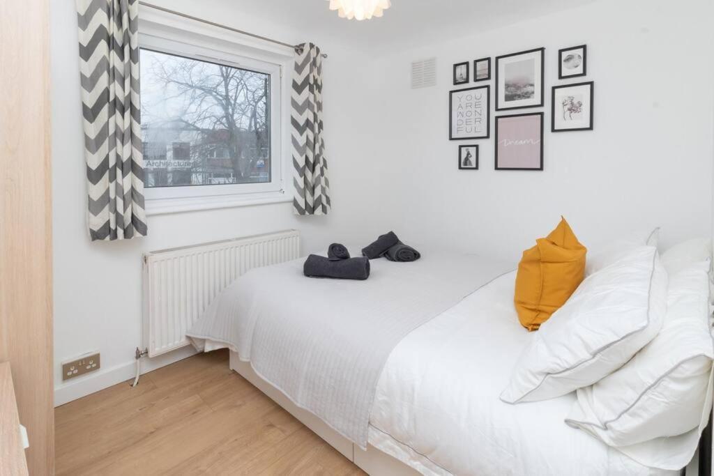 Apartment Modern - Accommodates 6 - Private Parking - 15min To Bridge, Eye And Charing Cross