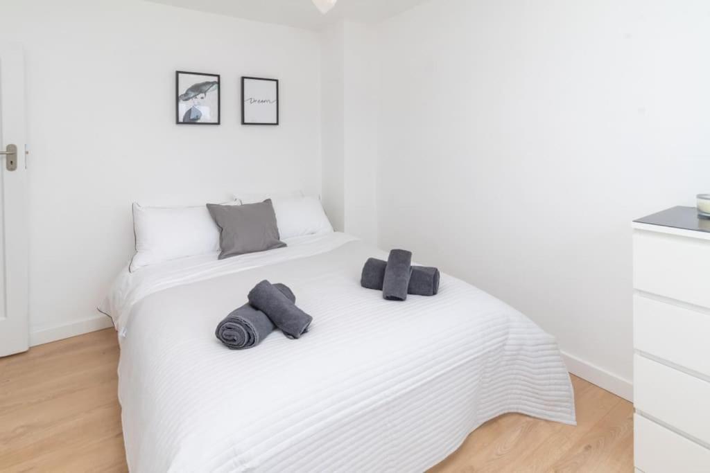Apartment Modern - Accommodates 6 - Private Parking - 15min To Bridge, Eye And Charing Cross *