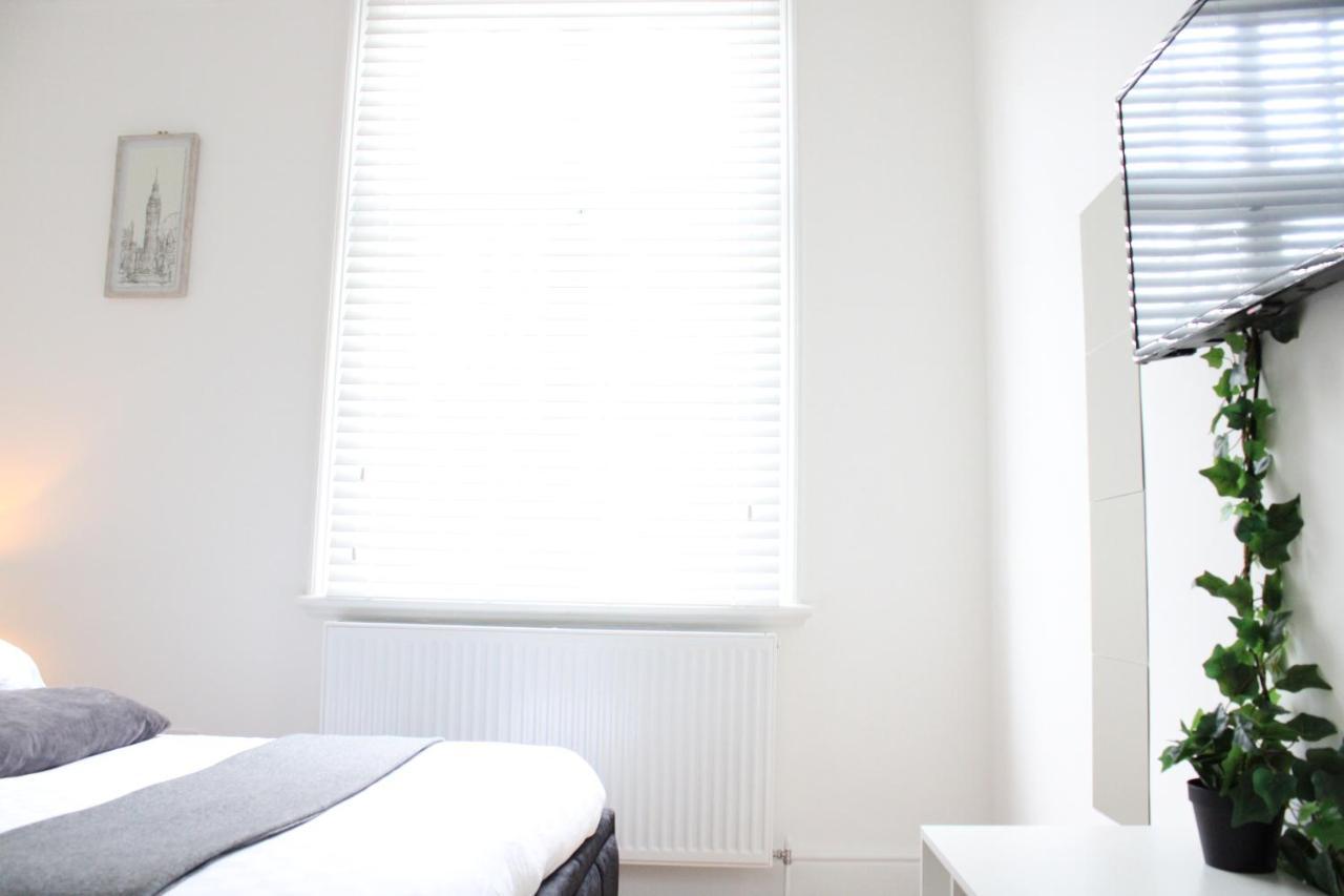 3 Bed 2 Bath Leilighet