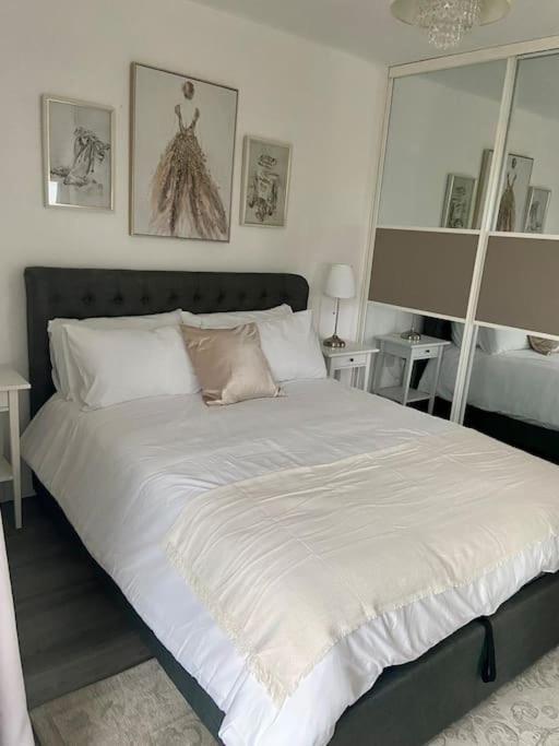 Modern 1-bedroom Close To City Airport Leilighet London