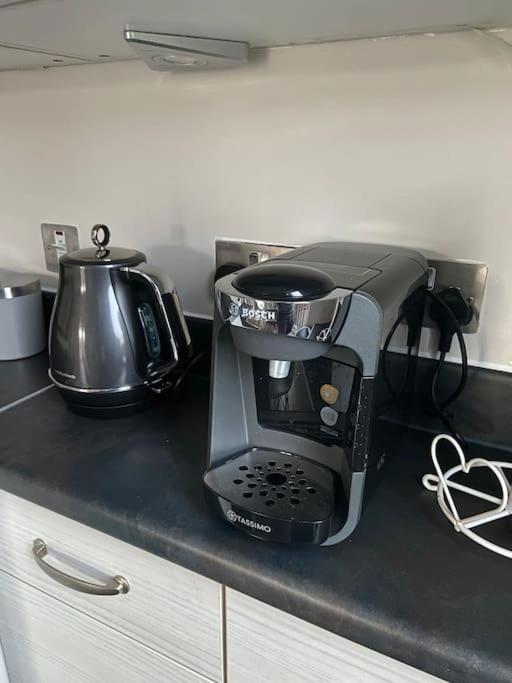 Modern 1-bedroom Close To City Airport *