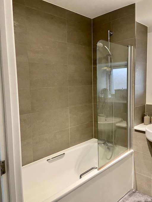 Modern 1-bedroom Close To City Airport Leilighet