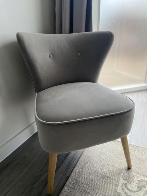 Modern 1-bedroom Close To City Airport