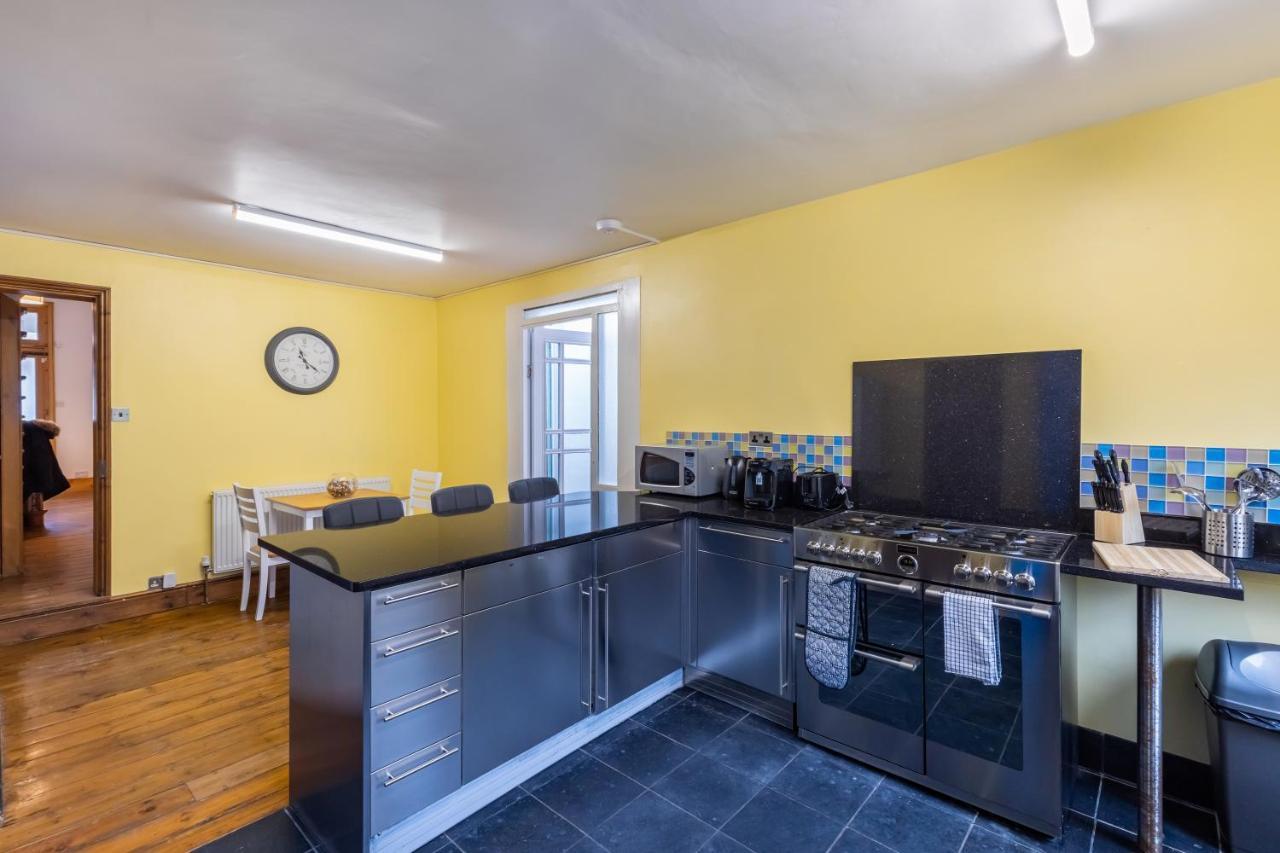 Spacious 5 Bedroom House With Garden + Parking - Amazing Location Feriehus *