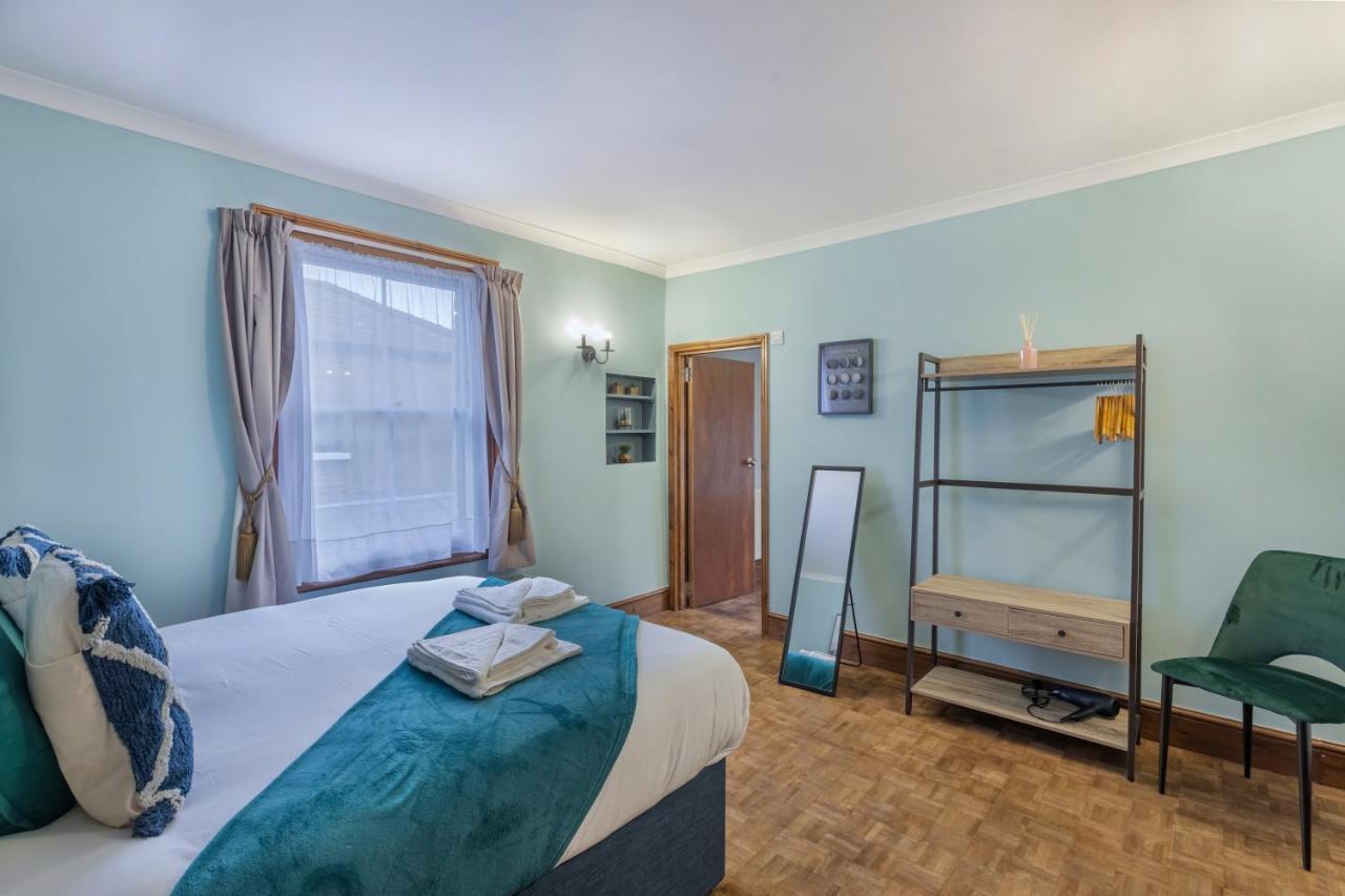 Spacious 5 Bedroom House With Garden + Parking - Amazing Location Feriehus London