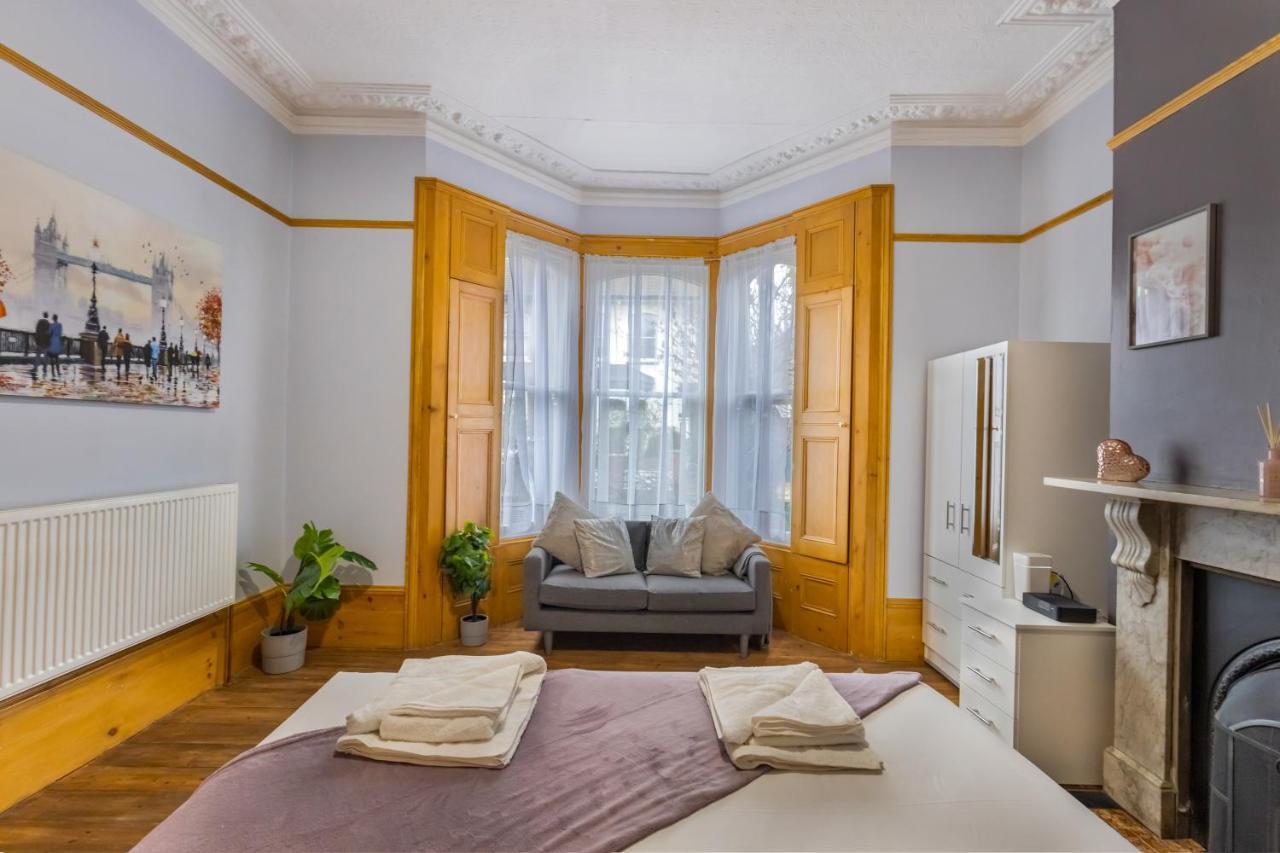 Feriehus Spacious 5 Bedroom House With Garden + Parking - Amazing Location
