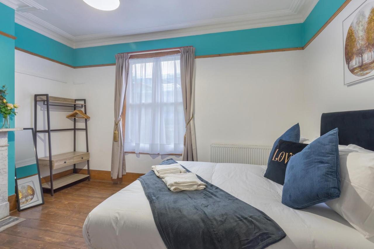 Feriehus Spacious 5 Bedroom House With Garden + Parking - Amazing Location *