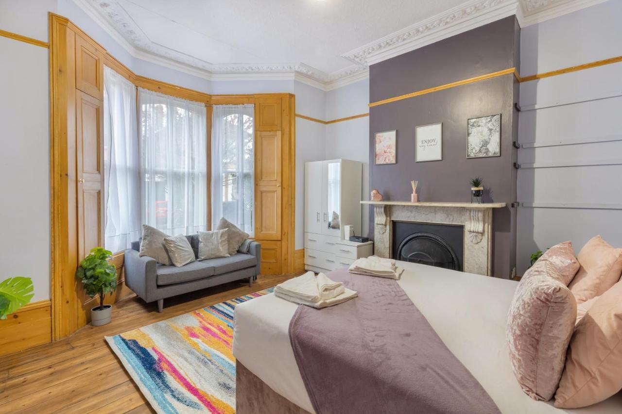 Spacious 5 Bedroom House With Garden + Parking - Amazing Location Feriehus