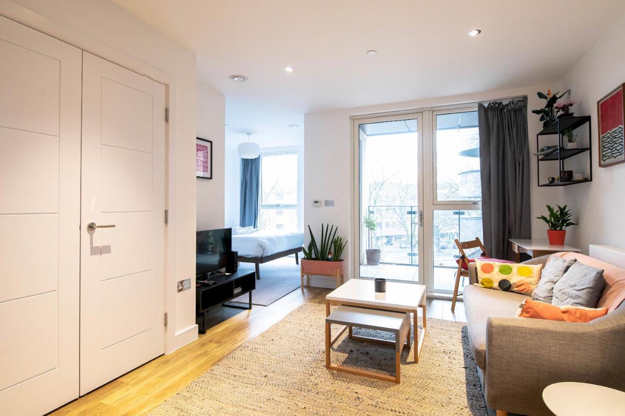 Modern, Light-filled In Trendy North Apartment *