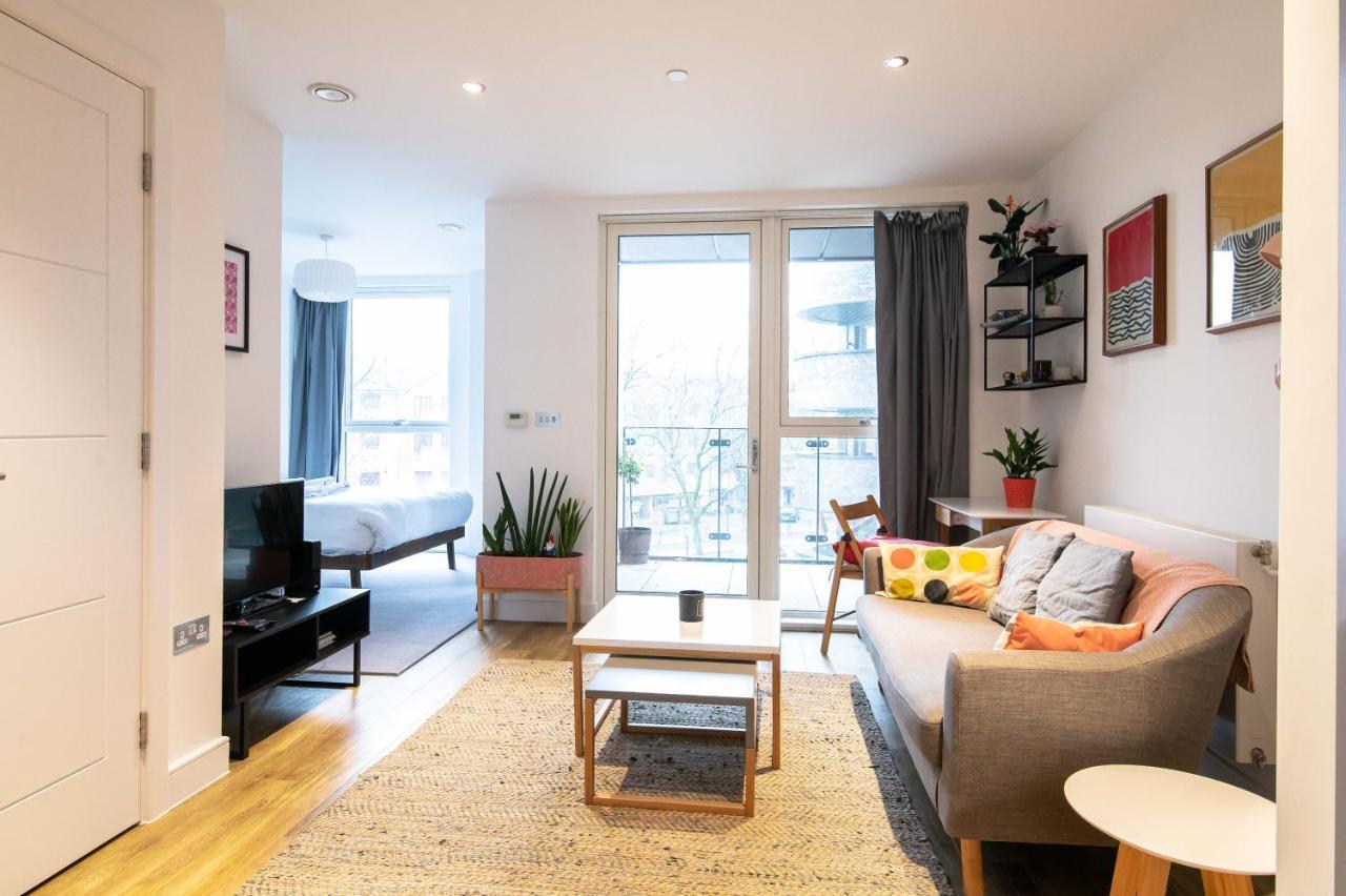 Apartment Modern, Light-filled In Trendy North *