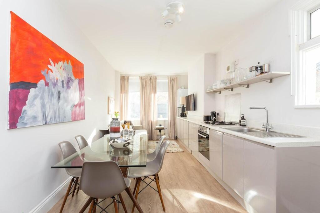 Vakantiehuis Newly Renovated Large 4/5 Bedroom Victorian Terrace House With Garden. Londen