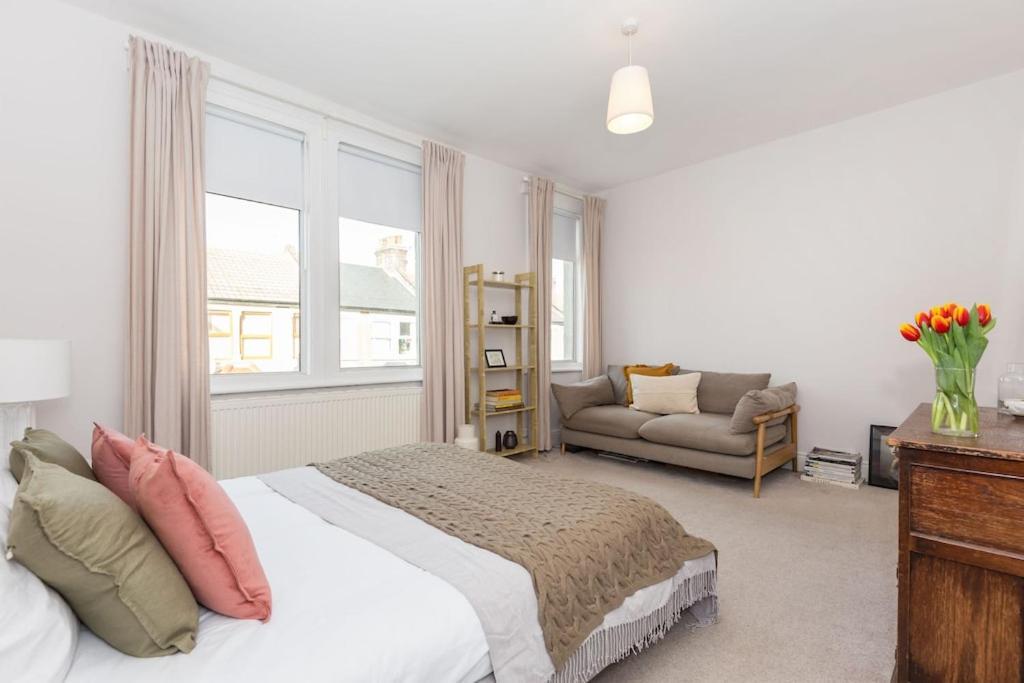 Newly Renovated Large 4/5 Bedroom Victorian Terrace House With Garden. *