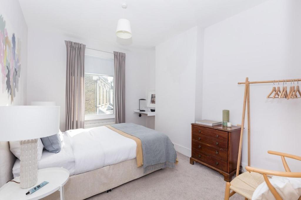 Vakantiehuis Newly Renovated Large 4/5 Bedroom Victorian Terrace House With Garden.