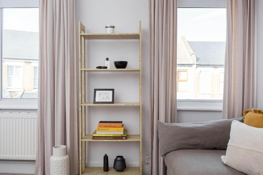 Newly Renovated Large 4/5 Bedroom Victorian Terrace House With Garden. *