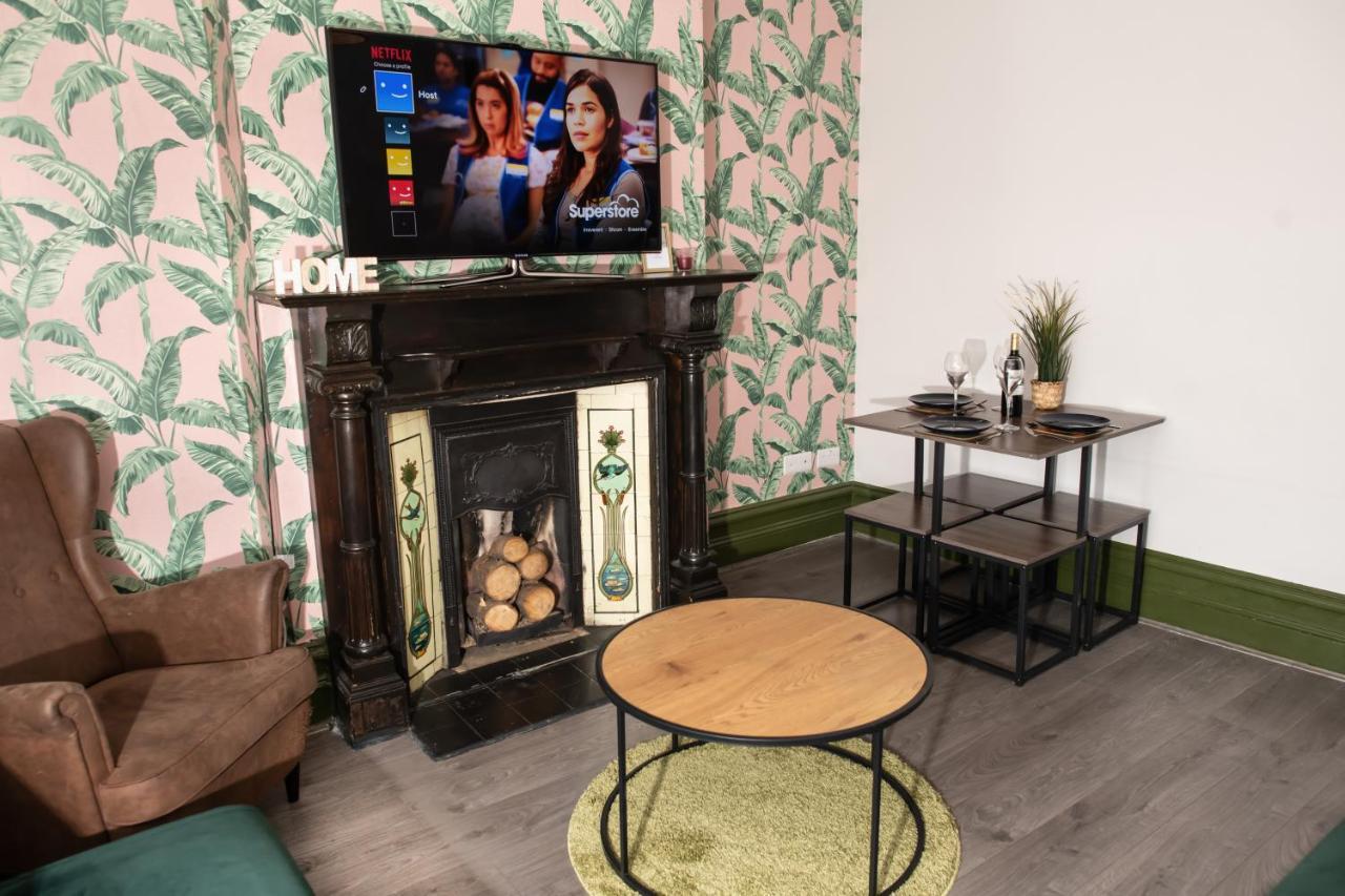 Appartement 2 Bedroom Flat With Indoor Fireplace In Shepherds Bush, Near White City Londen