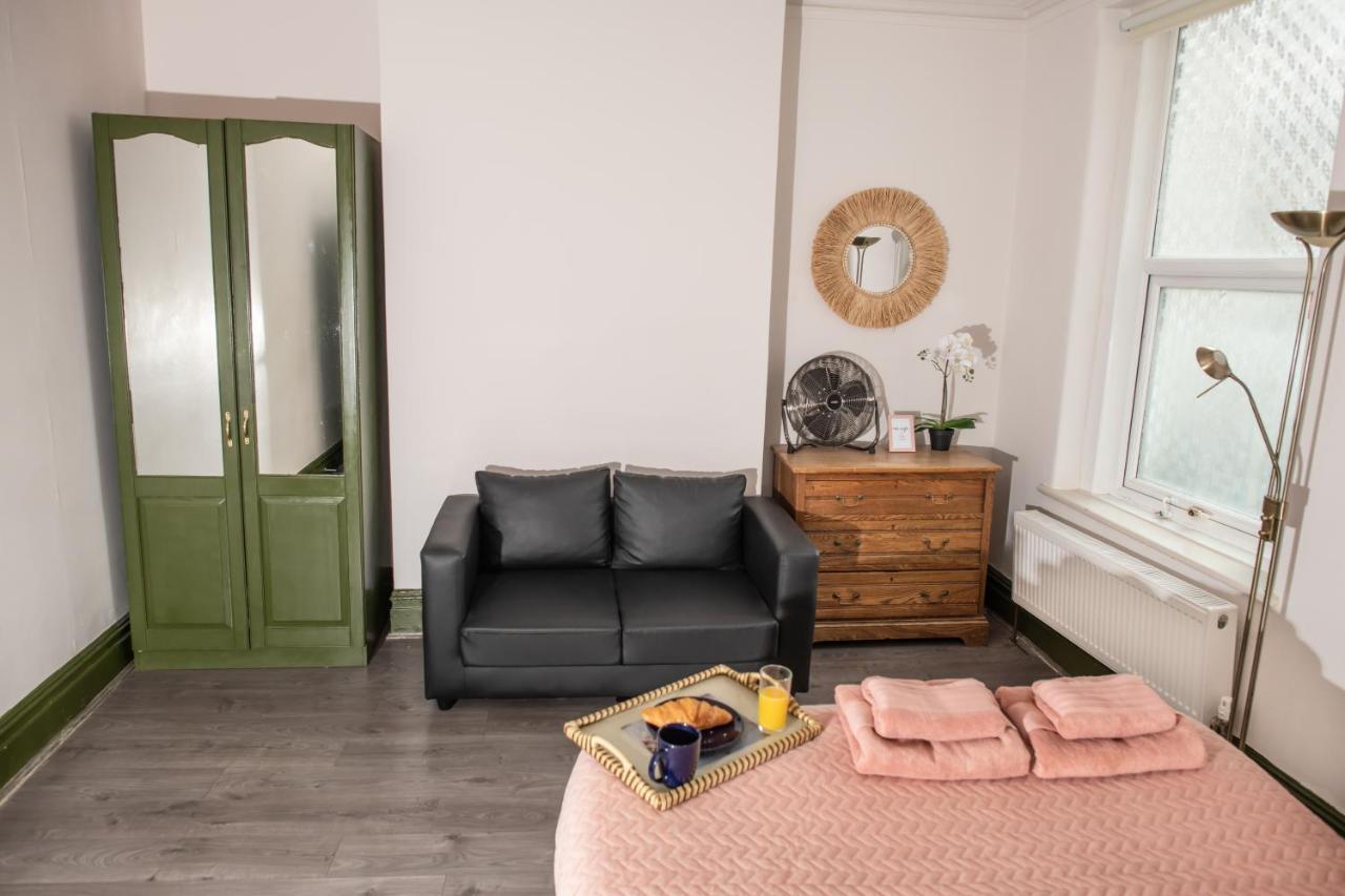 2 Bedroom Flat With Indoor Fireplace In Shepherds Bush, Near White City Appartement Londen