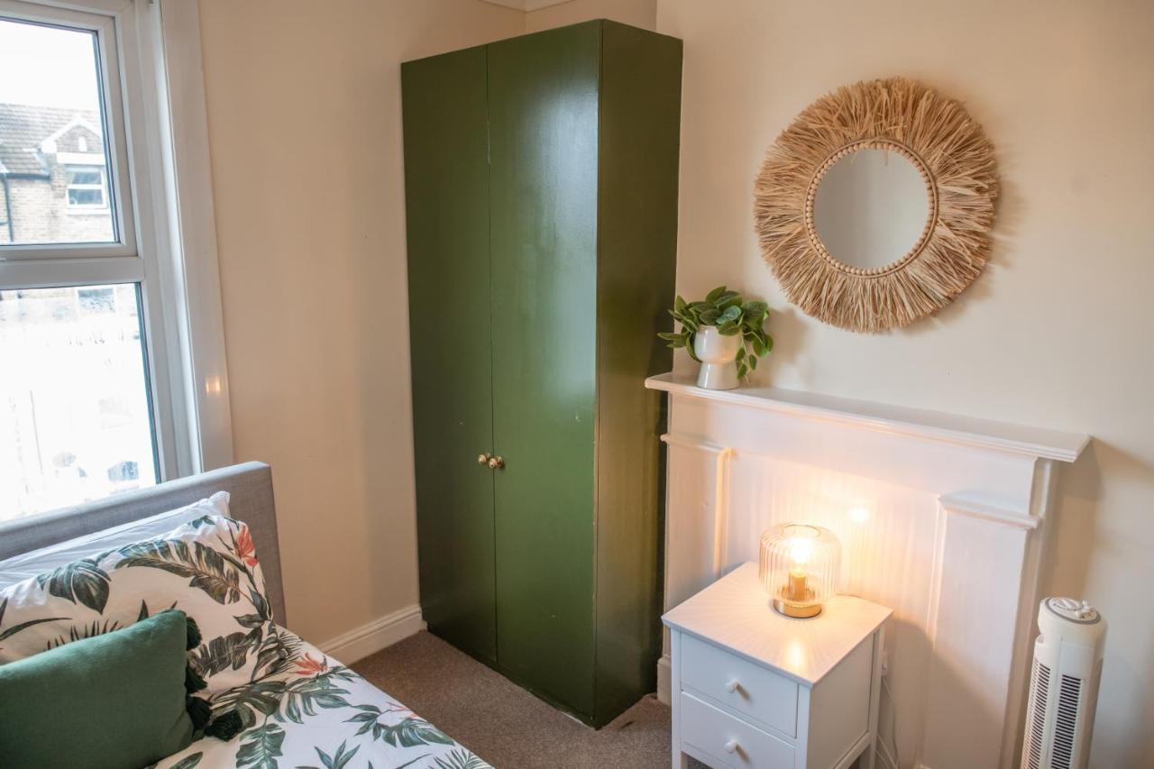 Apartment 4 Bedroom Flat With High Speed Wi-fi In North Acton, Ealing, West
