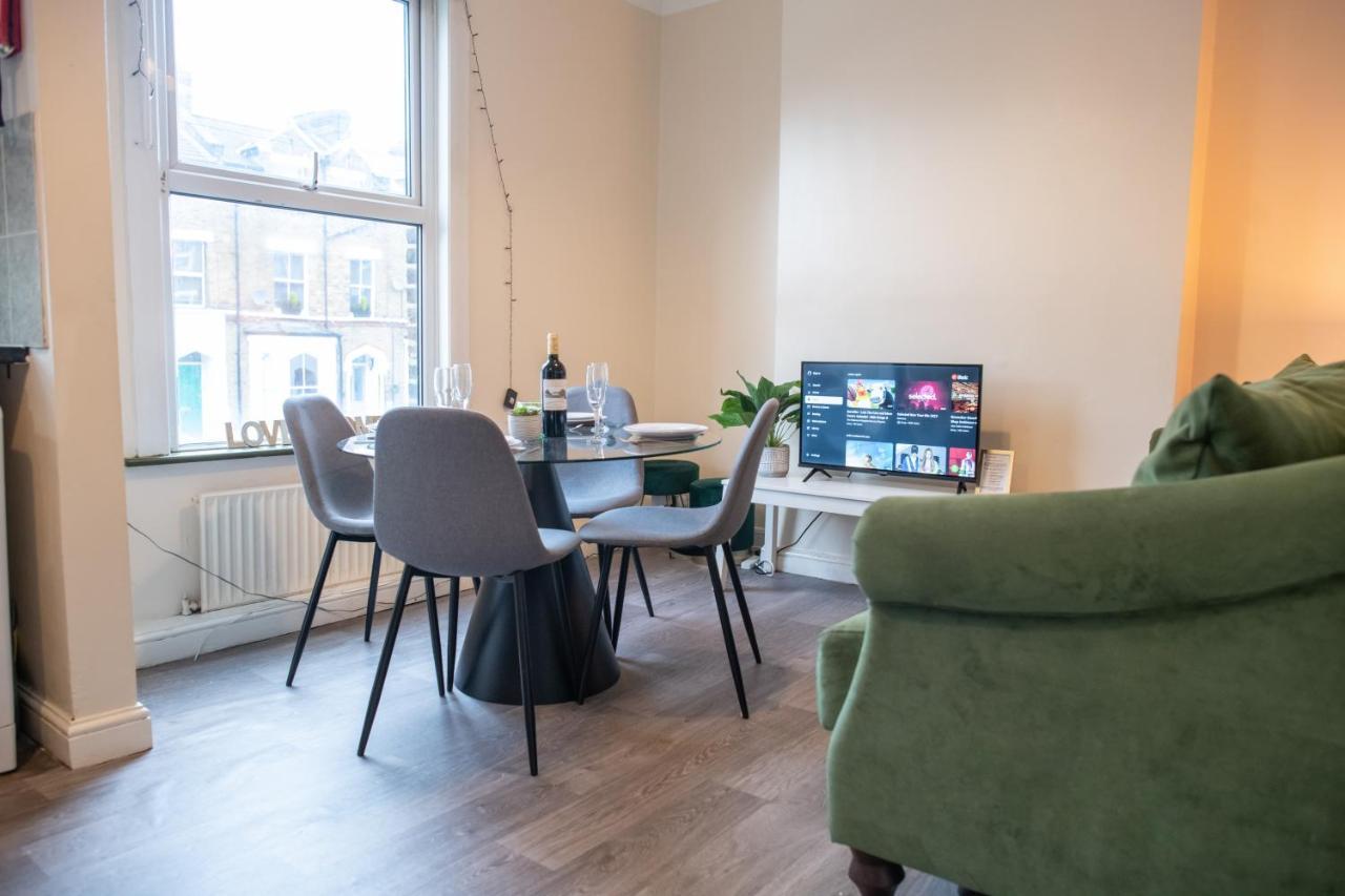 4 Bedroom Flat With High Speed Wi-fi In North Acton, Ealing, West Apartment London