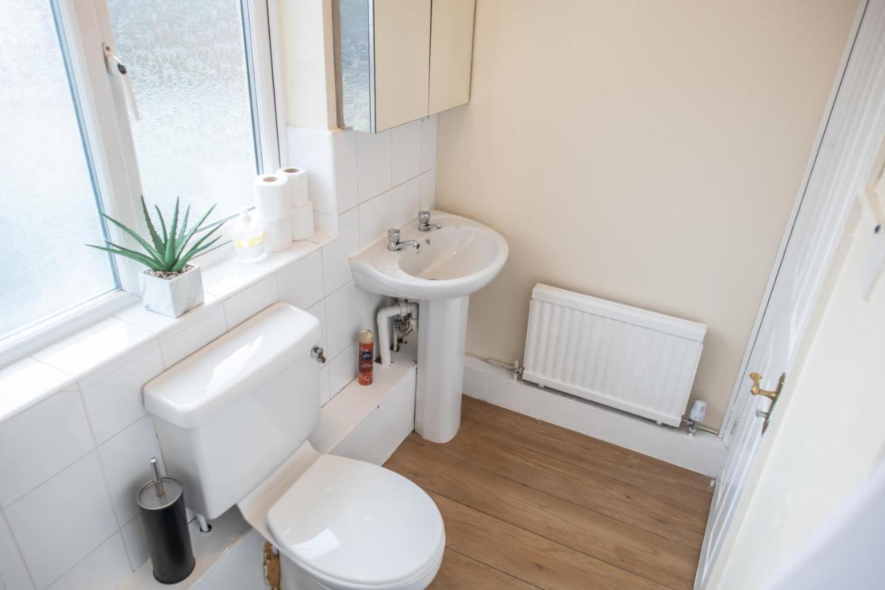 Apartment 4 Bedroom Flat With High Speed Wi-fi In North Acton, Ealing, West *