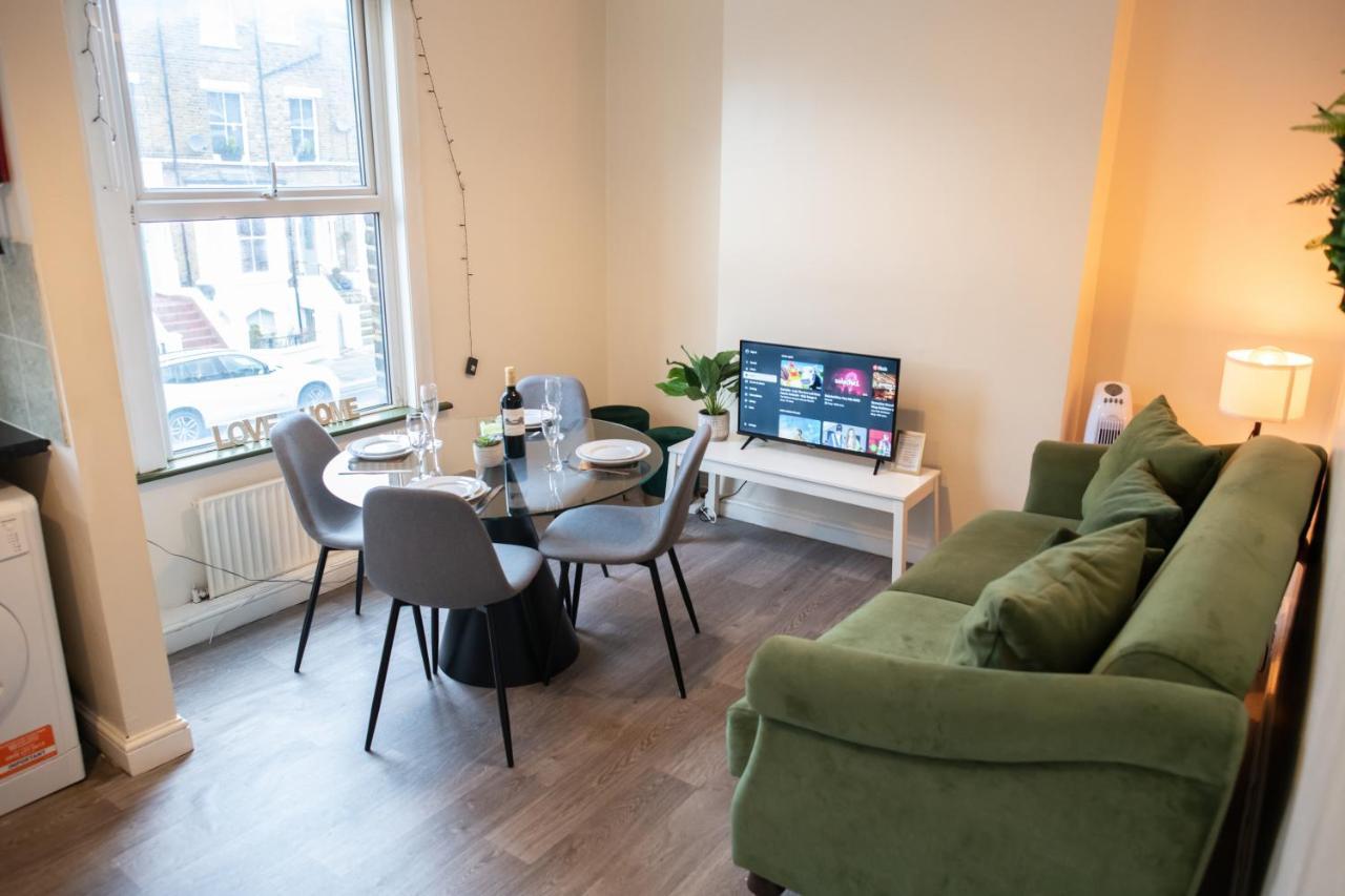 4 Bedroom Flat With High Speed Wi-fi In North Acton, Ealing, West Apartment *