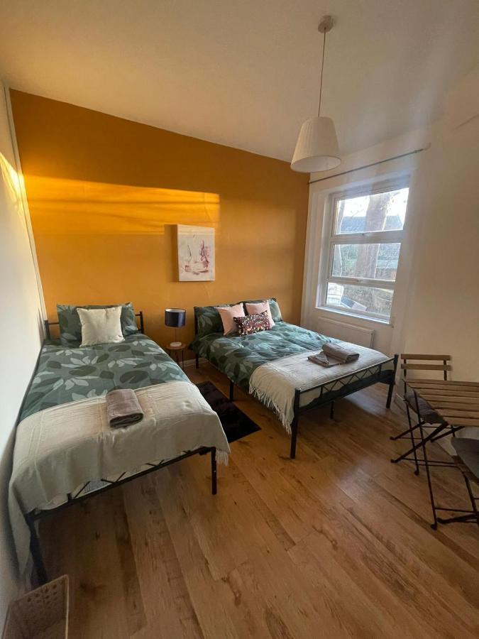 Contemporary Private Near Central Privat overnatting *