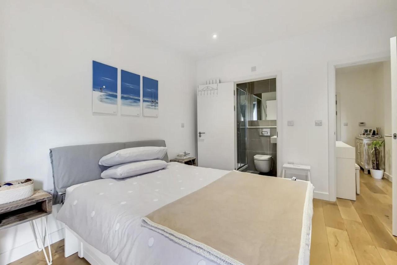 Luxury 2 Bed 2 Bath With Balcony New Build *south London* * London