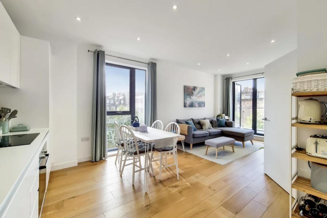 Luxury 2 Bed 2 Bath With Balcony New Build *south London* Apartment London