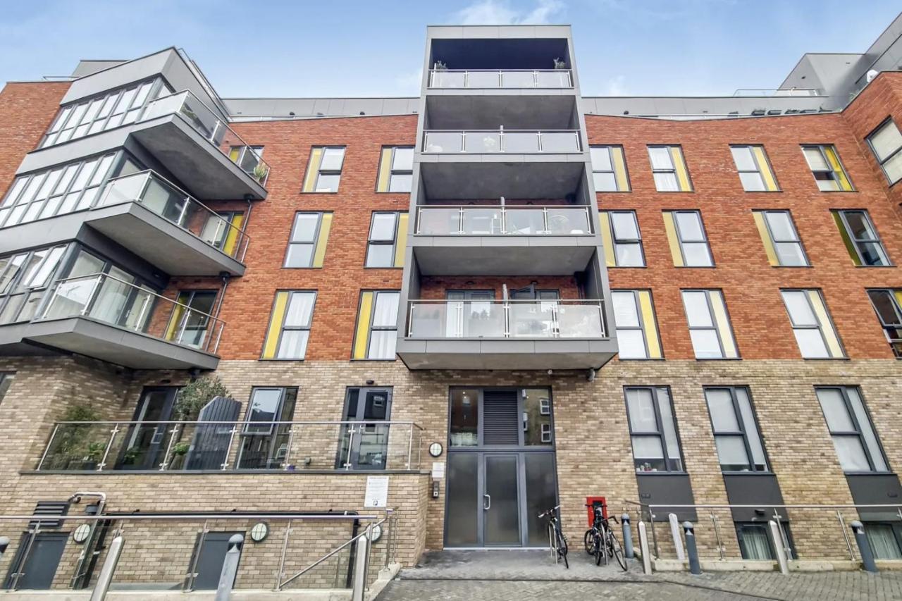 Luxury 2 Bed 2 Bath With Balcony New Build *south London* Apartment